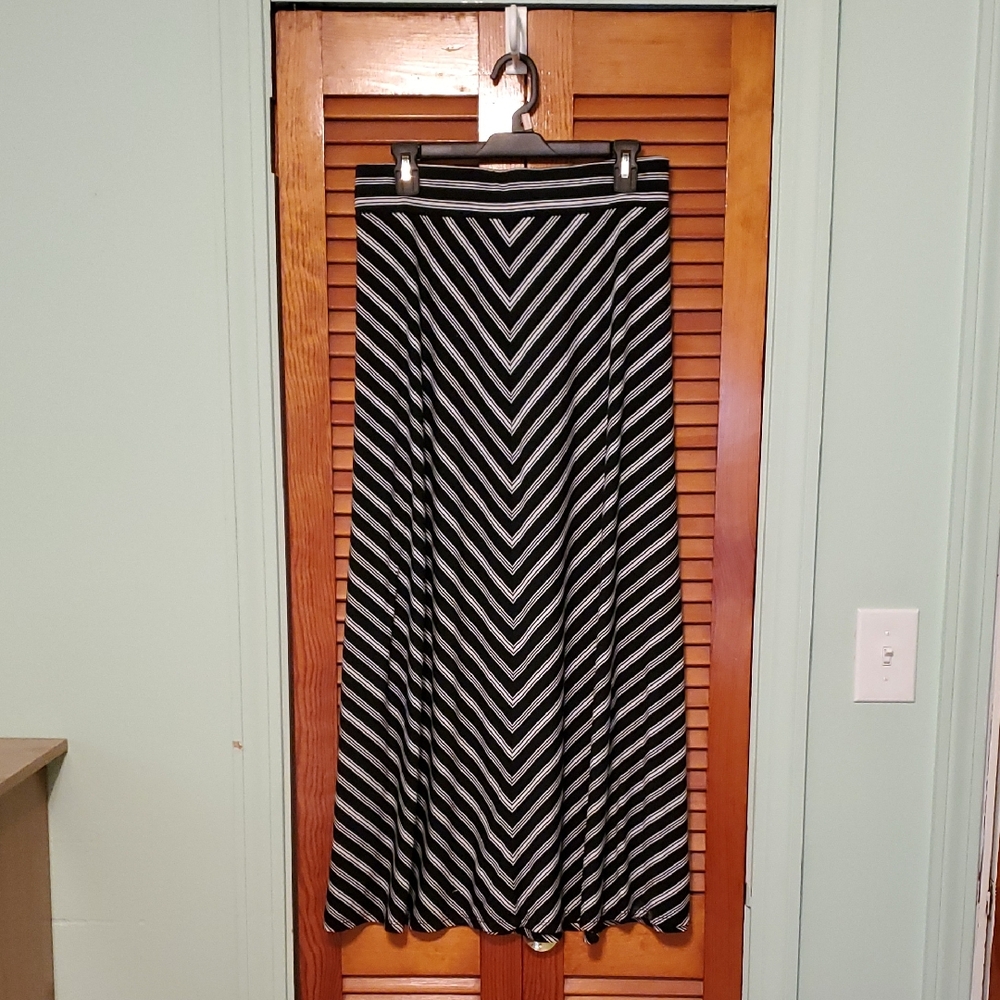 Faded Glory Black and White Chevron A-Line Skirt